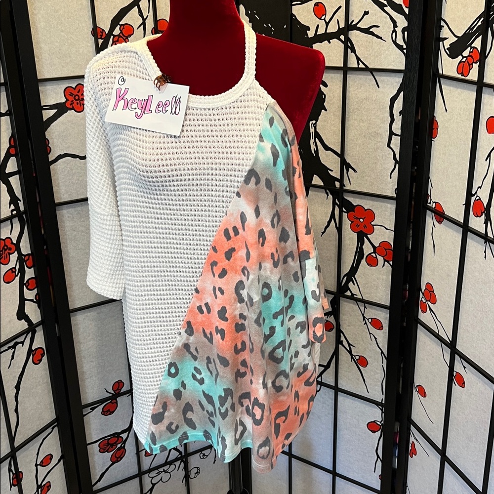 #28 Cut out shoulder top. 2x